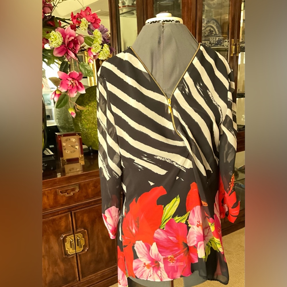 Black & White Zebra-Striped Floral V-Neck Women's Top